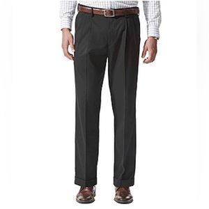 Comfort Relaxed Fit Pleated Pant W33L32. Good condition, small snag on back cuff